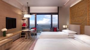 Postel nebo postele na pokoji v ubytování Shenzhen Marriott Hotel Golden Bay