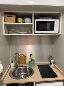 Cuisine ou kitchenette dans l'établissement La Perle Iléenne, vue imprenable sur la mer.