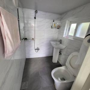 JUN house - Foreign Only في بوسان: حمام ابيض مع مرحاض ومغسلة