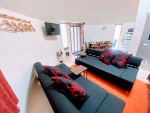 Sala de estar con 2 sofás y mesa en Dome Planet Ocean's Seven / Vacation STAY 73132, en Teruma