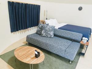 sala de estar con sofá y mesa en Dome Planet Ocean's Seven / Vacation STAY 73132, en Teruma