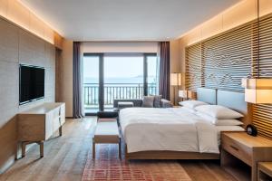 Postel nebo postele na pokoji v ubytování Shenzhen Marriott Hotel Golden Bay