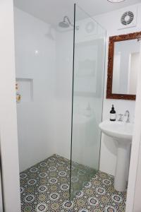 La salle de bains est pourvue d'une douche et d'un lavabo. dans l'établissement Palmyra B&B, à Rainbow Flat