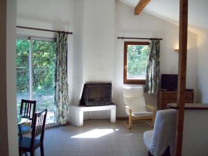 Μια τηλεόραση ή/και κέντρο ψυχαγωγίας στο Domaine La Fontaine Du Cade