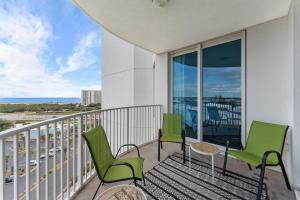 einen Balkon mit Stühlen und einem Tisch mit Meerblick in der Unterkunft 9th floor 2BR 2 BATH King Suite Beach shuttle, heated pool! in Destin