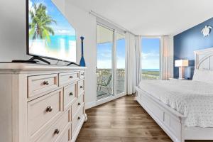 1 dormitorio con cama y vistas al océano en 9th floor 2BR 2 BATH King Suite Beach shuttle, heated pool!, en Destin