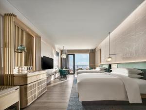 Postel nebo postele na pokoji v ubytování Qinhuangdao Marriott Resort