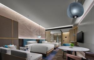 Postel nebo postele na pokoji v ubytování Qinhuangdao Marriott Resort