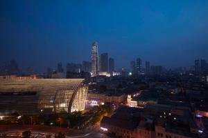 - une vue sur une ville de nuit avec des bâtiments dans l'établissement The St. Regis Tianjin, à Tianjin