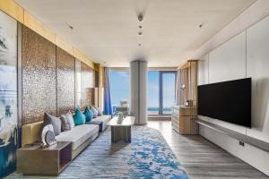 TV a/nebo společenská místnost v ubytování Qinhuangdao Marriott Resort