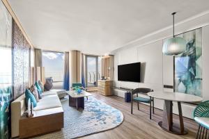 TV a/nebo společenská místnost v ubytování Qinhuangdao Marriott Resort