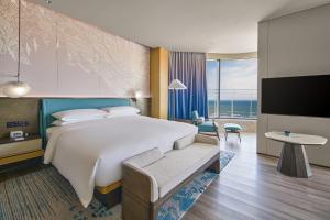 TV a/nebo společenská místnost v ubytování Qinhuangdao Marriott Resort