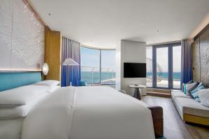 Postel nebo postele na pokoji v ubytování Qinhuangdao Marriott Resort