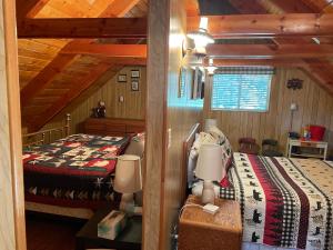 1 dormitorio con 1 cama en una cabaña en White Owl Retreat Yellowstone Grand Teton en Island Park