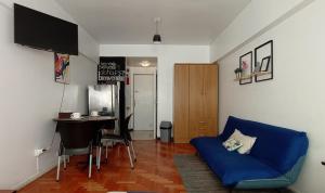 sala de estar con sofá azul y mesa en Apartment City Heart III en Mendoza