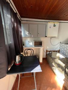 una pequeña cocina con mesa en una casa pequeña en Mono ambiente en Corrientes Capital en Corrientes
