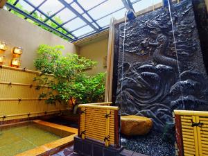 Un mur avec une peinture d'un dragon sur lui dans l'établissement Oyado Yamashita, à Kanazawa