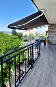 patio z markizą i tarasem z roślinami w obiekcie Apartment Korni - comfortable w Biogradzie na Moru