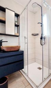 W łazience znajduje się szklana kabina prysznicowa i umywalka. w obiekcie Apartment Korni - comfortable w Biogradzie na Moru
