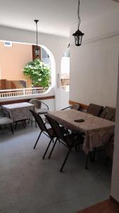 une chambre avec une table, des chaises et une fenêtre dans l'établissement Apartmani Jacimovic, à Čanj