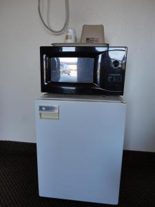 eine Mikrowelle auf einem Kühlschrank in der Unterkunft Budget Inn And Suites Eagan in Eagan