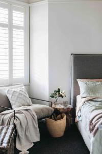 Ένα ή περισσότερα κρεβάτια σε δωμάτιο στο Villa Rose - Stylish Classic Home Close to City Center