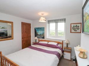 um quarto com uma cama e uma janela em Cliff Top Cottage em Saltburn-by-the-Sea