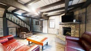 Khu vực ghế ngồi tại Bigfoots Hideaway cabin