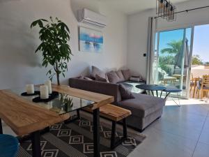 sala de estar con sofá y mesa en Villa Amavi Peyia, en Pafos