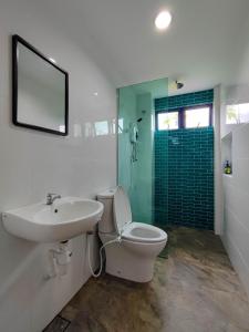 ein Badezimmer mit Waschbecken, Toilette und Dusche in der Unterkunft Sunya Home Raub, Pahang G02 in Raub