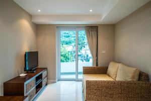 تلفاز و/أو أجهزة ترفيهية في Kata Ocean View condominium by Lofty