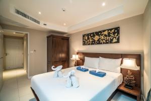 سرير أو أسرّة في غرفة في Kata Ocean View condominium by Lofty