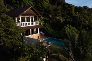 una vista aérea de una villa con piscina en White Azure Villa Two, en Than Sadet Beach