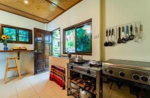 Η κουζίνα ή μικρή κουζίνα στο White Azure Villa Two