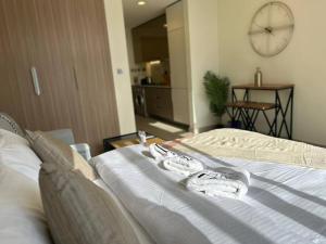 Postel nebo postele na pokoji v ubytování Luxurious Studio in Azizi Riv.4