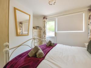 a bedroom with a bed with towels on it at SoundView in Plymouth