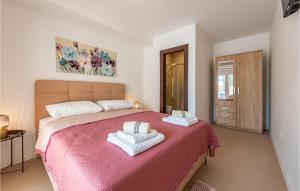 - une chambre avec un grand lit et 2 serviettes dans l'établissement Awesome Home In Rastane Gornje With Wifi, à Gorica