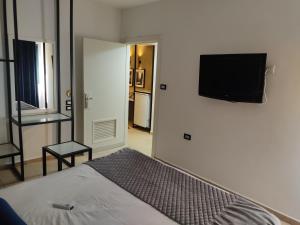 エリコにあるエリコ リゾート ヴィレッジのベッドルーム1室(ベッド1台、壁掛け薄型テレビ付)