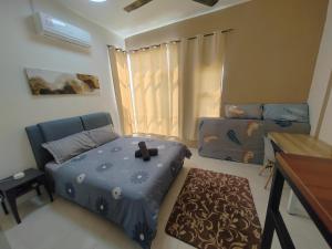 een kleine slaapkamer met een bed en een bureau bij Casa Apartment @ Ipoh 【怡保民宿】 in Ipoh