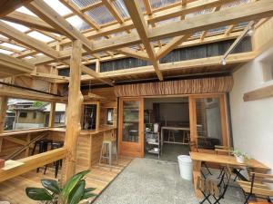 熊野市にあるアタシカデイズ Kumano Kodo Private Beach Houseの大きな木製パーゴラ(テーブル、椅子付)