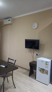 Een TV en/of entertainmentcenter bij Apartment Zhemchuzhina Ureki-3 СТУДИО
