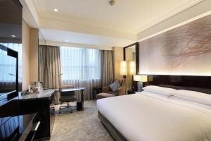 Postel nebo postele na pokoji v ubytování Renaissance Shanghai Pudong Hotel