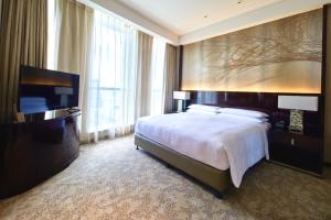 Postel nebo postele na pokoji v ubytování Renaissance Shanghai Pudong Hotel