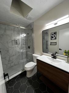uma casa de banho com um chuveiro, um WC e um lavatório. em Spacious & Cozy - Close to Fort Moore - Pool Table em Columbus