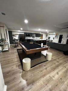 uma sala de estar com uma mesa de pingue-pongue em Spacious & Cozy - Close to Fort Moore - Pool Table em Columbus