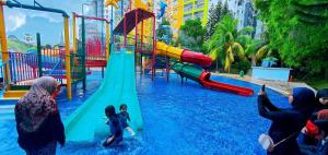 eine Gruppe von Menschen, die in einem Wasserpark spielen in der Unterkunft Palace Melaka Top 1 Waterpark Tickets with Unlimited Access by YGM in Malakka + 29 Fotos