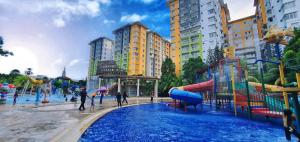 une aire de jeux dans une ville avec un parc aquatique dans l'établissement Water Splashin Themepark Lagoon Resort Melaka City - By YouBNB Homestay Melaka, à Malacca