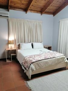a bedroom with a bed and a window at Villa Pretoria in Pretoria