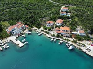 Una vista aérea de un puerto deportivo con barcos en el agua. en Kuća Zora, en Zaglav