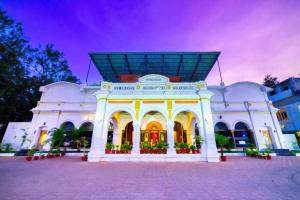 a large white building with a roof at HOTEL WINDSOR CASTLE in Salem